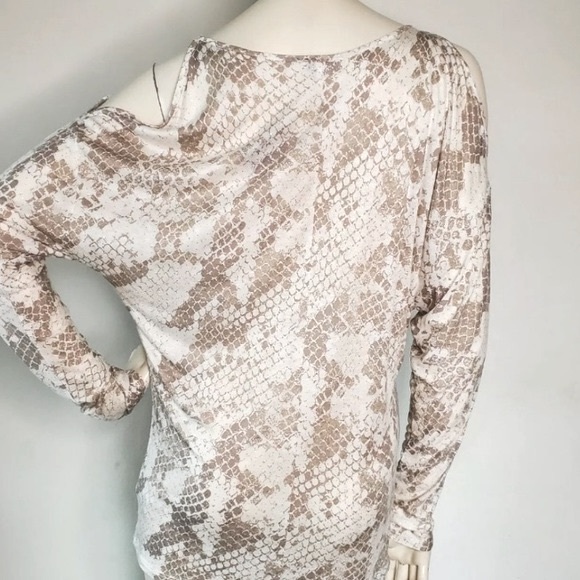 ⭐️ Express Long Sleeve Cold Shoulder Snake Print Long Sleeve Tee Small - Picture 3 of 12
